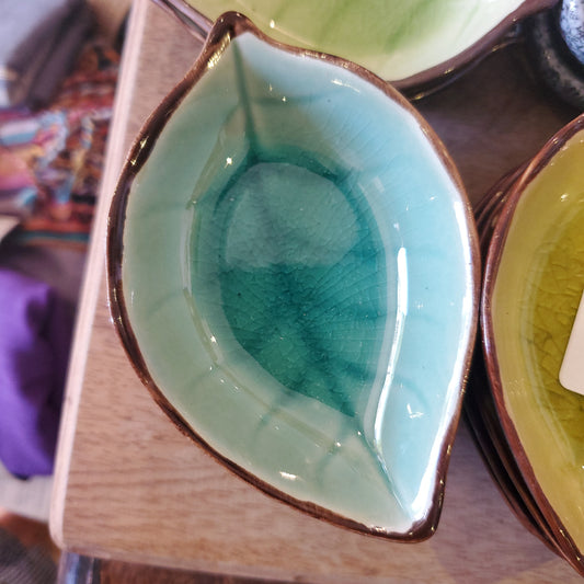 Dipping bowl leaf shape