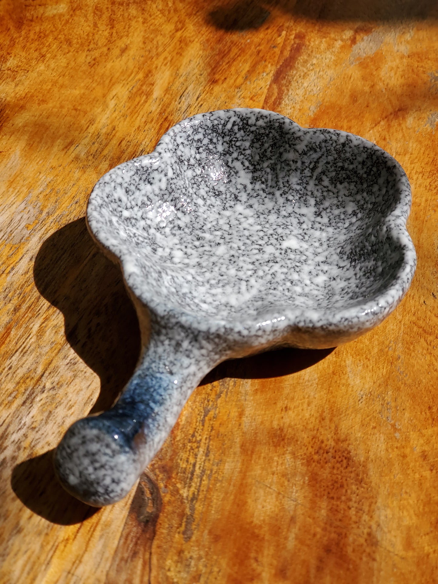 Ceramic dipping bowl with handle